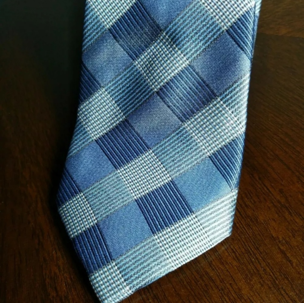 Brand New Euro-Knot Handmade Tie

Silk Necktie. 